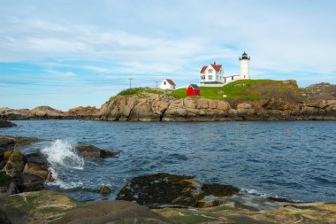 Old York Village, Maine ME, ABD 'deki Cape Neddick Deniz Feneri (Nubble Lighthouse).
