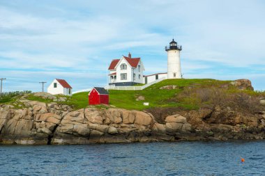 Old York Village, Maine ME, ABD 'deki Cape Neddick Deniz Feneri (Nubble Lighthouse).