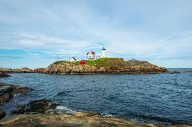 Old York Village, Maine ME, ABD 'deki Cape Neddick Deniz Feneri (Nubble Lighthouse).