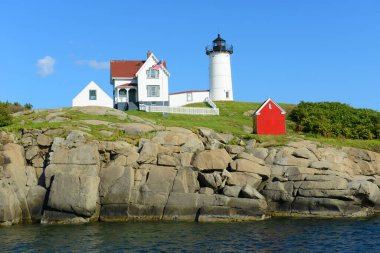 Old York Village, Maine ME, ABD 'deki Cape Neddick Deniz Feneri (Nubble Lighthouse).