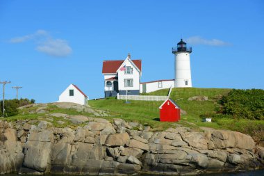 Old York Village, Maine ME, ABD 'deki Cape Neddick Deniz Feneri (Nubble Lighthouse).