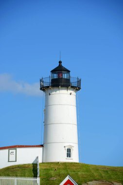 Old York Village, Maine ME, ABD 'deki Cape Neddick Deniz Feneri (Nubble Lighthouse).