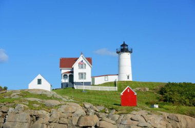 Old York Village, Maine ME, ABD 'deki Cape Neddick Deniz Feneri (Nubble Lighthouse).