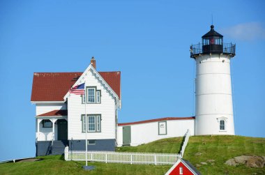 Old York Village, Maine ME, ABD 'deki Cape Neddick Deniz Feneri (Nubble Lighthouse).