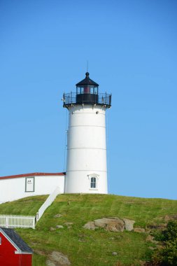 Old York Village, Maine ME, ABD 'deki Cape Neddick Deniz Feneri (Nubble Lighthouse).