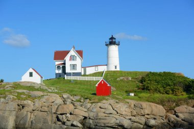 Old York Village, Maine ME, ABD 'deki Cape Neddick Deniz Feneri (Nubble Lighthouse).