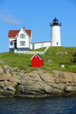 Old York Village, Maine ME, ABD 'deki Cape Neddick Deniz Feneri (Nubble Lighthouse).
