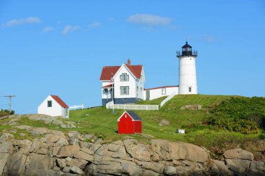 Old York Village, Maine ME, ABD 'deki Cape Neddick Deniz Feneri (Nubble Lighthouse).