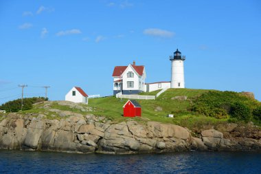 Old York Village, Maine ME, ABD 'deki Cape Neddick Deniz Feneri (Nubble Lighthouse).