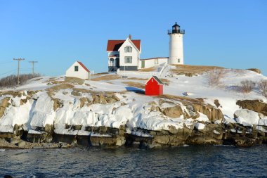 Neddick Burnu Deniz Feneri (Nubble Lighthouse) kışın Old York Village, Maine ME, ABD