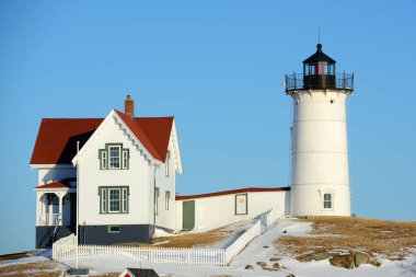 Neddick Burnu Deniz Feneri (Nubble Lighthouse) kışın Old York Village, Maine ME, ABD