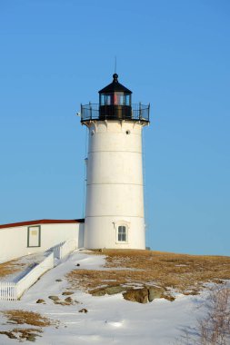Neddick Burnu Deniz Feneri (Nubble Lighthouse) kışın Old York Village, Maine ME, ABD