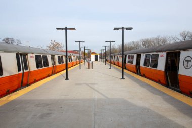 MALDEN, BOSTON, MA, ABD - 14 Kasım 2019: Boston Metro MBTA Orange Line, Malden, Massachusetts, ABD 'deki Oak Grove İstasyonu' nda duruyor..
