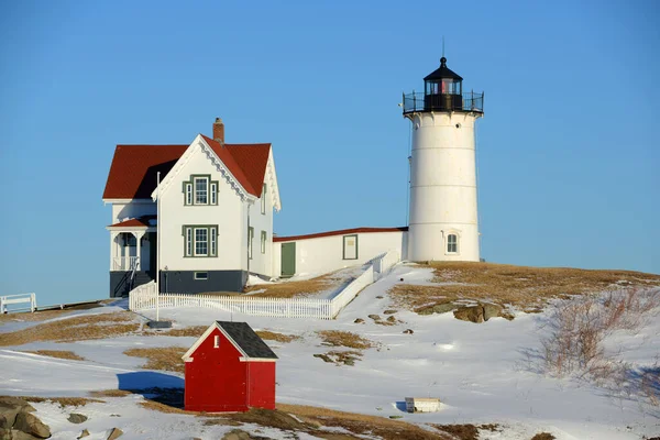 Маяк Кейп Неддик Nubble Lighthouse Old York Village Зимой Мэн — стоковое фото