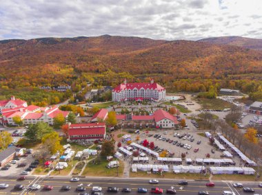 Lincoln şehir merkezi ve Bluegreen Tatilleri Kancamagus Otoyolu 'ndaki South Mountain Tatil Köyü sonbahar yeşillikleri, Lincoln Kasabası, New Hampshire NH, ABD.
