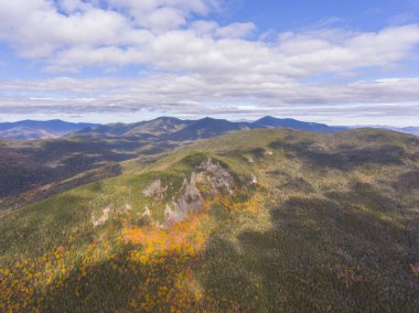 White Mountain Ulusal Ormanı, Hancock Notch hava manzarası yakınlarındaki Kancamagus Otobanı 'nda New Hampshire NH, ABD.