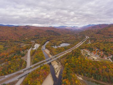 Otoyol 93, US Route 3 ve Pemigewasset River, White Mountain Ulusal Ormanı 'nda sonbahar yeşilliği manzaralı, New Hampshire NH, ABD.