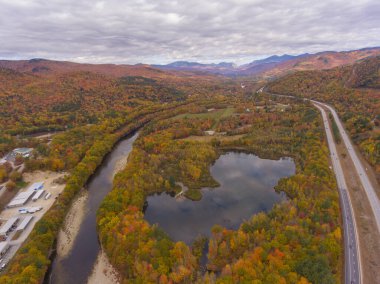 Otoyol 93, US Route 3 ve Pemigewasset River, White Mountain Ulusal Ormanı 'nda sonbahar yeşilliği manzaralı, New Hampshire NH, ABD.