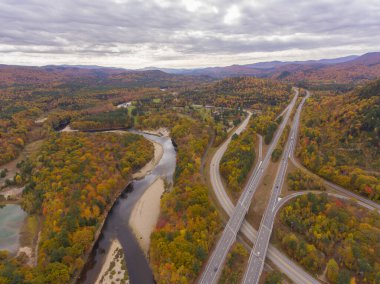 Otoyol 93, US Route 3 ve Pemigewasset River, White Mountain Ulusal Ormanı 'nda sonbahar yeşilliği manzaralı, New Hampshire NH, ABD.
