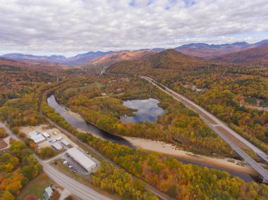 Otoyol 93, US Route 3 ve Pemigewasset River, White Mountain Ulusal Ormanı 'nda sonbahar yeşilliği manzaralı, New Hampshire NH, ABD.
