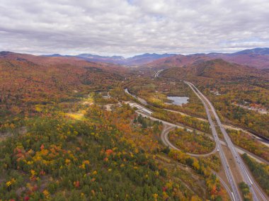 Otoyol 93, US Route 3 ve Pemigewasset River, White Mountain Ulusal Ormanı 'nda sonbahar yeşilliği manzaralı, New Hampshire NH, ABD.