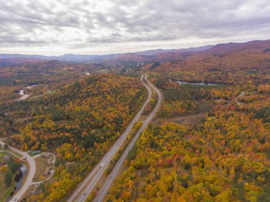 Otoyol 93, US Route 3 ve Pemigewasset River, White Mountain Ulusal Ormanı 'nda sonbahar yeşilliği manzaralı, New Hampshire NH, ABD.