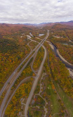 Otoyol 93, US Route 3 ve Pemigewasset River, White Mountain Ulusal Ormanı 'nda sonbahar yeşilliği manzaralı, New Hampshire NH, ABD.