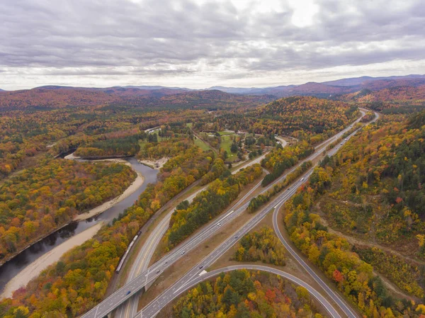 Otoyol 93, US Route 3 ve Pemigewasset River, White Mountain Ulusal Ormanı 'nda sonbahar yeşilliği manzaralı, New Hampshire NH, ABD.