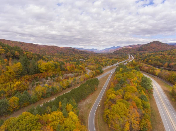 Otoyol 93, US Route 3 ve Pemigewasset River, White Mountain Ulusal Ormanı 'nda sonbahar yeşilliği manzaralı, New Hampshire NH, ABD.