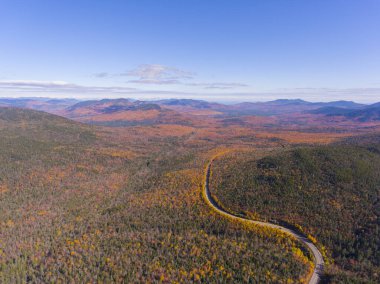 Beyaz Dağ Ulusal Ormanı, Kancamagus Karayolu 'nda Wangan Overlook hava manzaralı, New Hampshire NH, ABD.