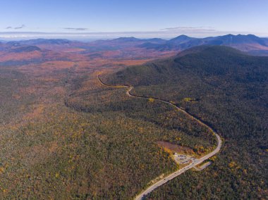 Beyaz Dağ Ulusal Ormanı, Kancamagus Karayolu 'nda Wangan Overlook hava manzaralı, New Hampshire NH, ABD.