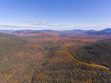 Beyaz Dağ Ulusal Ormanı, Kancamagus Karayolu 'nda Wangan Overlook hava manzaralı, New Hampshire NH, ABD.