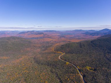 Beyaz Dağ Ulusal Ormanı, Kancamagus Karayolu 'nda Wangan Overlook hava manzaralı, New Hampshire NH, ABD.