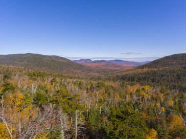Beyaz Dağ Ulusal Ormanı, Kancamagus Karayolu 'nda Wangan Overlook hava manzaralı, New Hampshire NH, ABD.