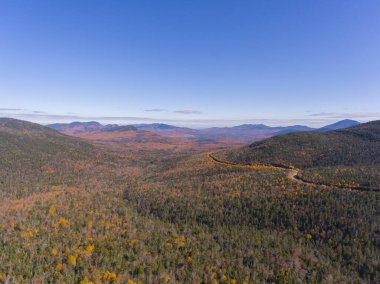 Beyaz Dağ Ulusal Ormanı, Kancamagus Karayolu 'nda Wangan Overlook hava manzaralı, New Hampshire NH, ABD.
