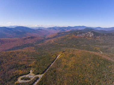 Beyaz Dağ Ulusal Ormanı, Kancamagus Karayolu 'nda Wangan Overlook hava manzaralı, New Hampshire NH, ABD.