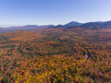 White Mountain Ulusal Ormanı, New Hampshire NH, ABD 'deki Sugar Hill Sahne Vista yakınlarındaki Kancamagus Otoyolu' na yapraklar dökülüyor..