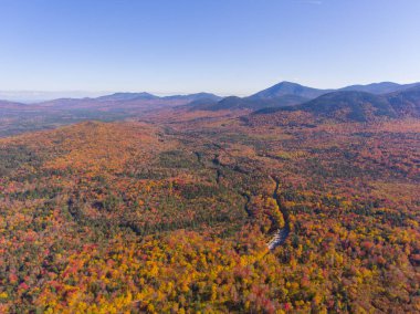 White Mountain Ulusal Ormanı, New Hampshire NH, ABD 'deki Sugar Hill Sahne Vista yakınlarındaki Kancamagus Otoyolu' na yapraklar dökülüyor..