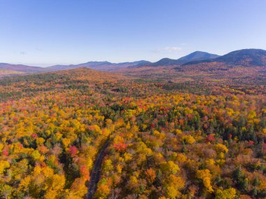 White Mountain Ulusal Ormanı, New Hampshire NH, ABD 'deki Sugar Hill Sahne Vista yakınlarındaki Kancamagus Otoyolu' na yapraklar dökülüyor..