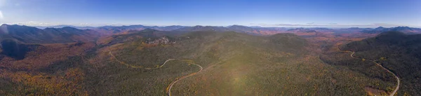 美国新罕布什尔州林肯市王安俯瞰空中风景的Kancamagus山口附近的Kancamagus高速公路上的白山国家森林落叶 — 图库照片