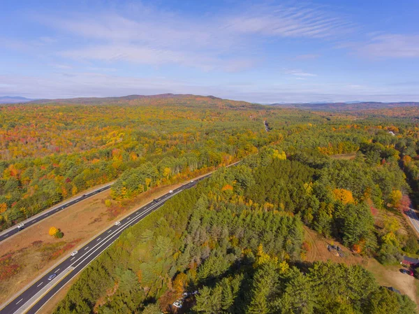 White Mountain Ulusal Ormanı sonbahar yeşillikleri ile hava manzaralı, Sanbornton Kasabası, New Hampshire NH, ABD.