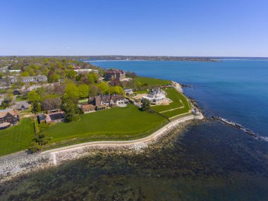 Newport, Rhode Island RI, ABD 'deki Bellevue Avenue Historic District hava sahasında tarihi köşkler ve Cliff Walk.