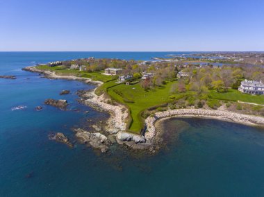 Newport, Rhode Island RI, ABD 'deki Bellevue Avenue Historic District hava sahasında tarihi köşkler ve Cliff Walk.