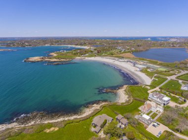 ABD 'nin Rhode Island RI kentindeki Newport şehrindeki Cliff Walk' un sonundaki Bailey Beach 'in hava manzarası..