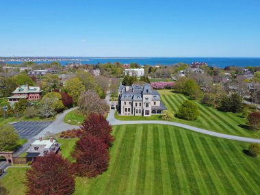 Newport, Rhode Island RI, ABD 'deki Chateau-sur-Mer hava manzaralı. Chateau-sur-Mer, Fransız Rönesans tarzı 1851 yılında yapılmış bir Altın Çağ konağıdır..