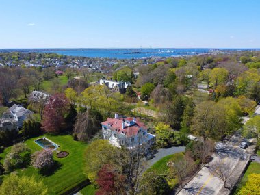 Newport, Rhode Island RI, ABD 'deki Bellevue Avenue Historic District hava sahasında tarihi köşkler ve Cliff Walk.