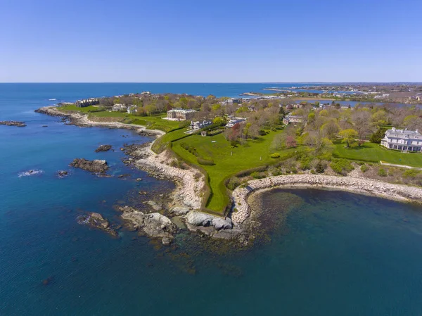 Newport, Rhode Island RI, ABD 'deki Bellevue Avenue Historic District hava sahasında tarihi köşkler ve Cliff Walk.