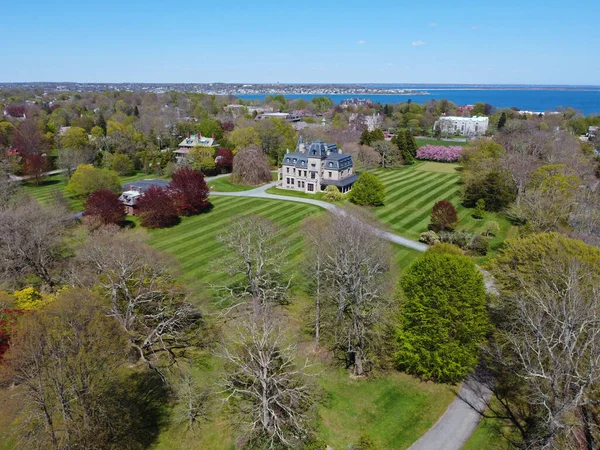 Newport, Rhode Island RI, ABD 'deki Chateau-sur-Mer hava manzaralı. Chateau-sur-Mer, Fransız Rönesans tarzı 1851 yılında yapılmış bir Altın Çağ konağıdır..