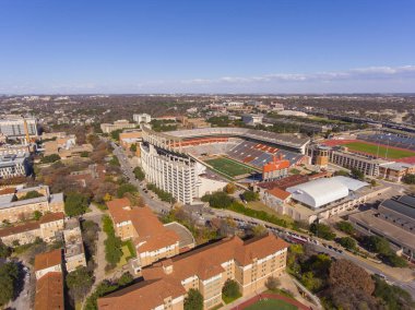 Teksas Üniversitesi 'nin Austin, Teksas' taki Darrell K RoyalTexas Memorial Stadyumu 'nun havadan görüntüsü. 1924 'ten beri Uzunboynuzlar futbol takımının evidir..