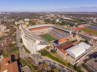 Teksas Üniversitesi 'nin Austin, Teksas' taki Darrell K RoyalTexas Memorial Stadyumu 'nun havadan görüntüsü. 1924 'ten beri Uzunboynuzlar futbol takımının evidir..